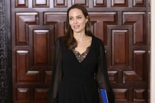 Анджелина Джоли подсобляет венесуэльским беженцам