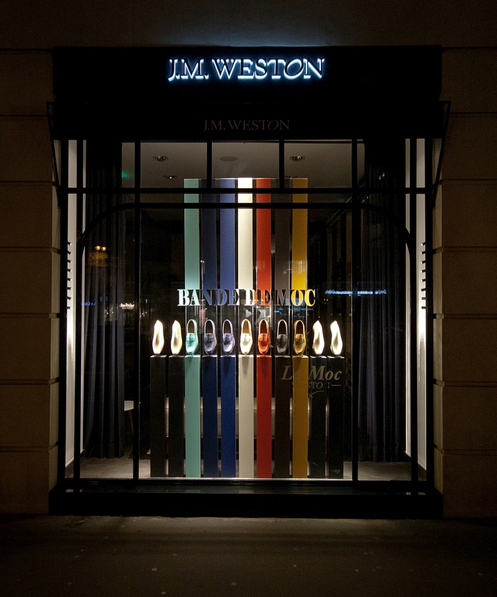 Культовые мокасины j.m. weston в экспозиции на витрине парижского бутика бренда