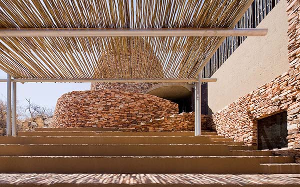 В унисон с ландшафтом: очаровательная вилла mapungubwe interpretation centre по проекту peter rich architects в юар