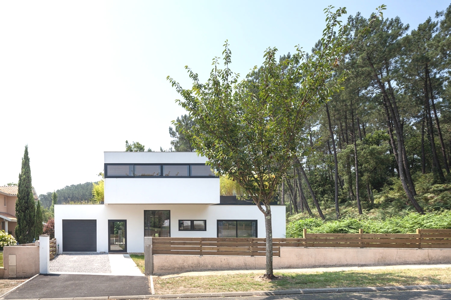 Современная villa seignosse с роскошным фасадом от debarre duplantiers associes, франция