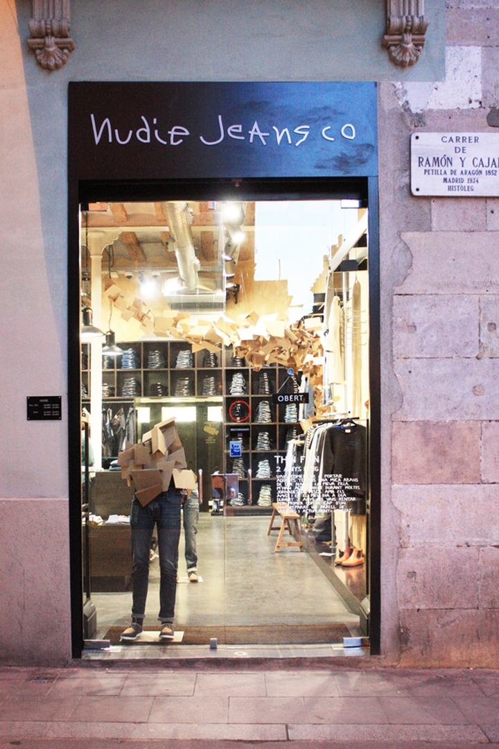 Смелый «картонный» интерьер магазина-ателье nudie jeans от студии colapso, барселона