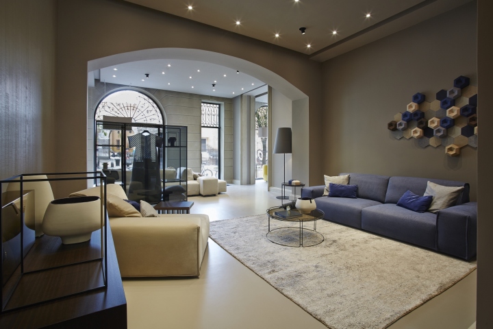 Современный дизайн мебельного салона в итальянской столице моды
