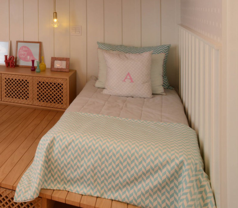 Интерьер детской для двух девочек: спальня с местом для игр