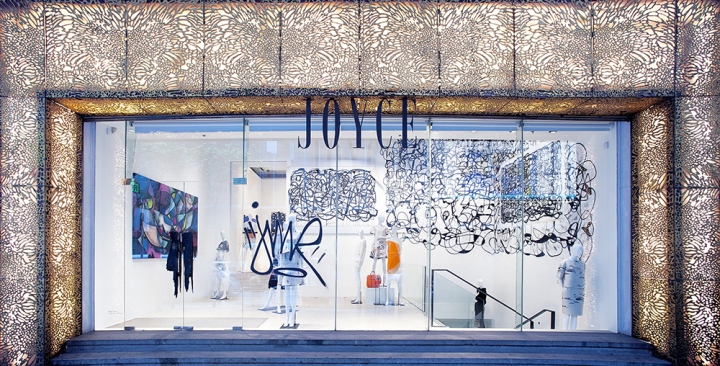 Элегантное и красочное оформление витрины для брендового магазина модной одежды joyce