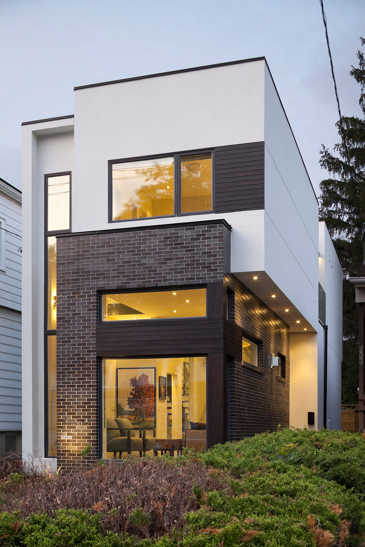 Линейный дом от nano design build – урбанистический стиль с плотной вертикальной компоновкой
