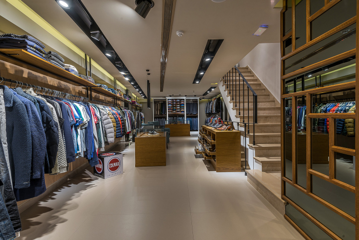Смелый дизайн магазина модной одежды imatio в стиле промышленного ар-деко