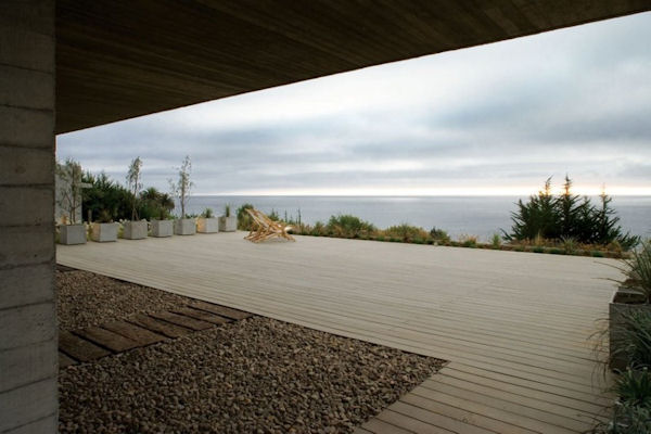 Мощь и прочность необычного дома от elton #038; leniz architects на фоне синего моря и дикого прибрежного пейзажа