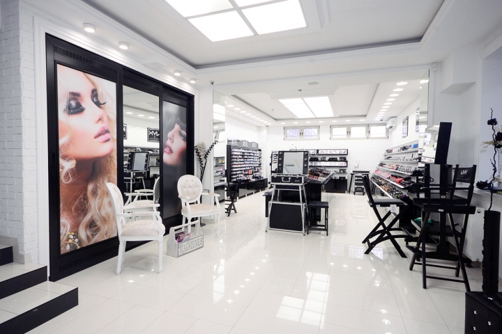 Идеальный чёрно-белый интерьер магазина брендовой косметики nyx