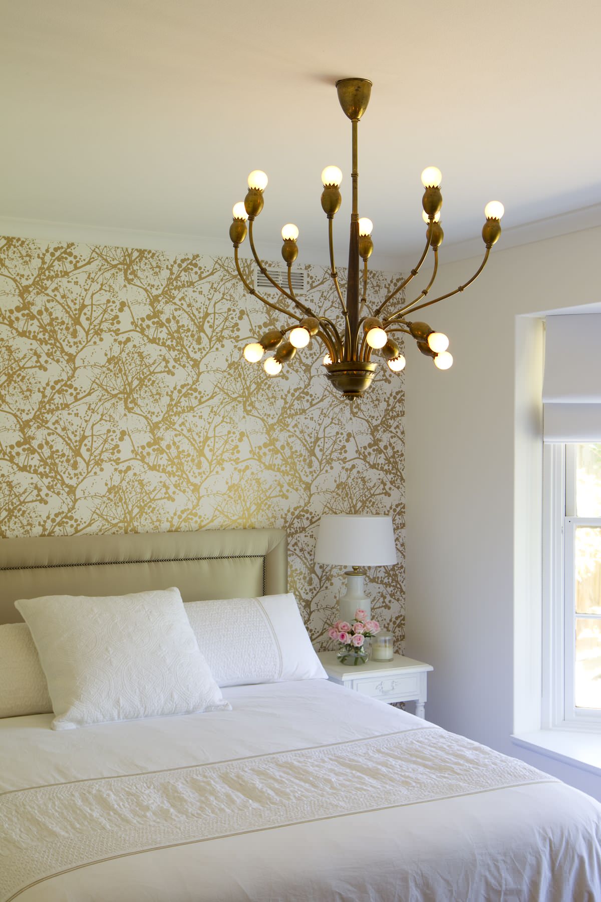 Дизайн интерьера спальни в золотисто-жёлтых тонах