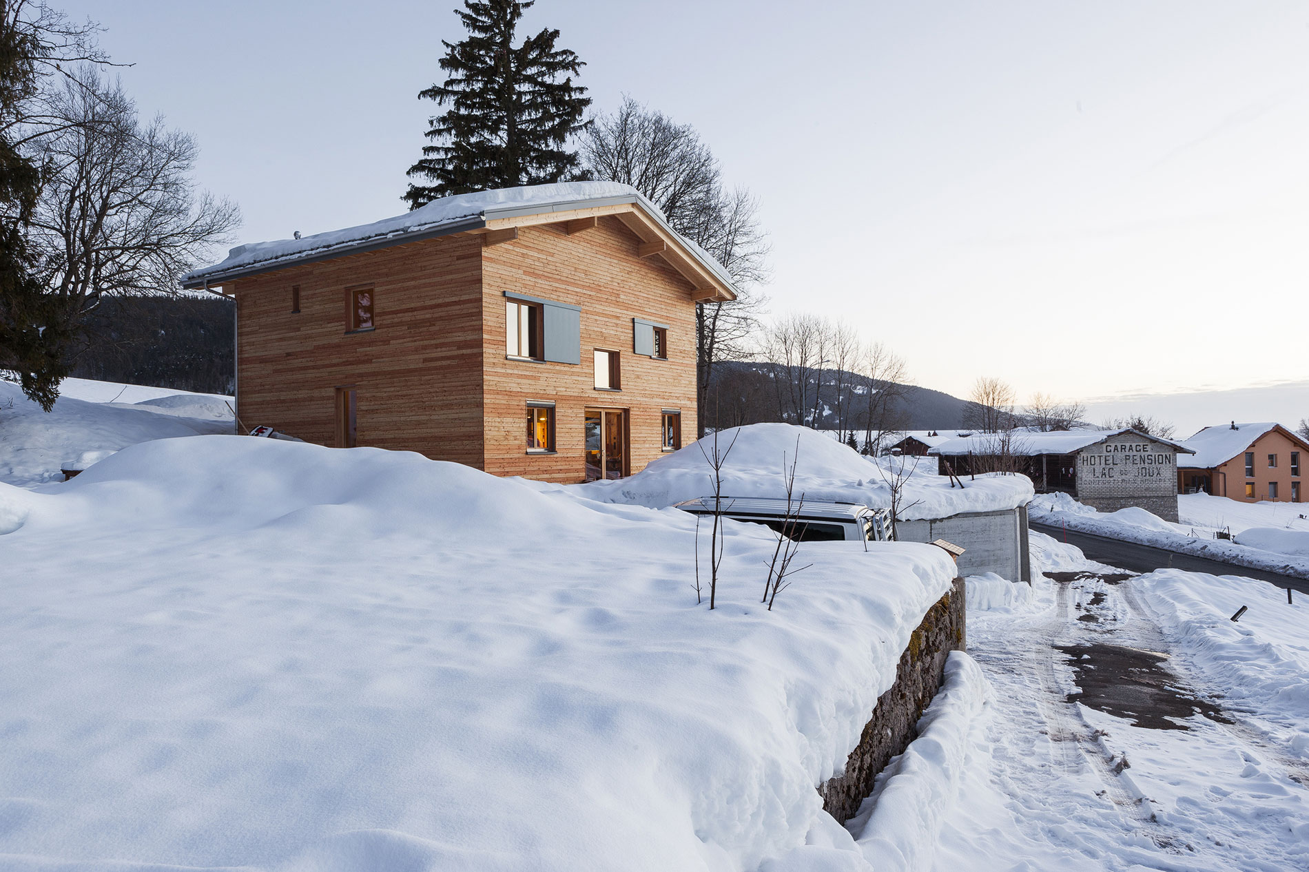Современный и экологичный дом от kunik de morsier в л’аббеи, швейцария
