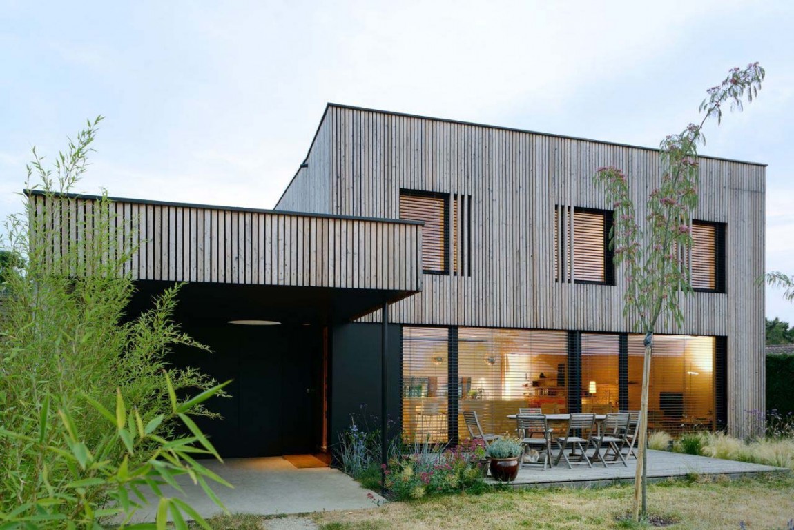 Двухэтажный деревянный дом кубической формы villa b