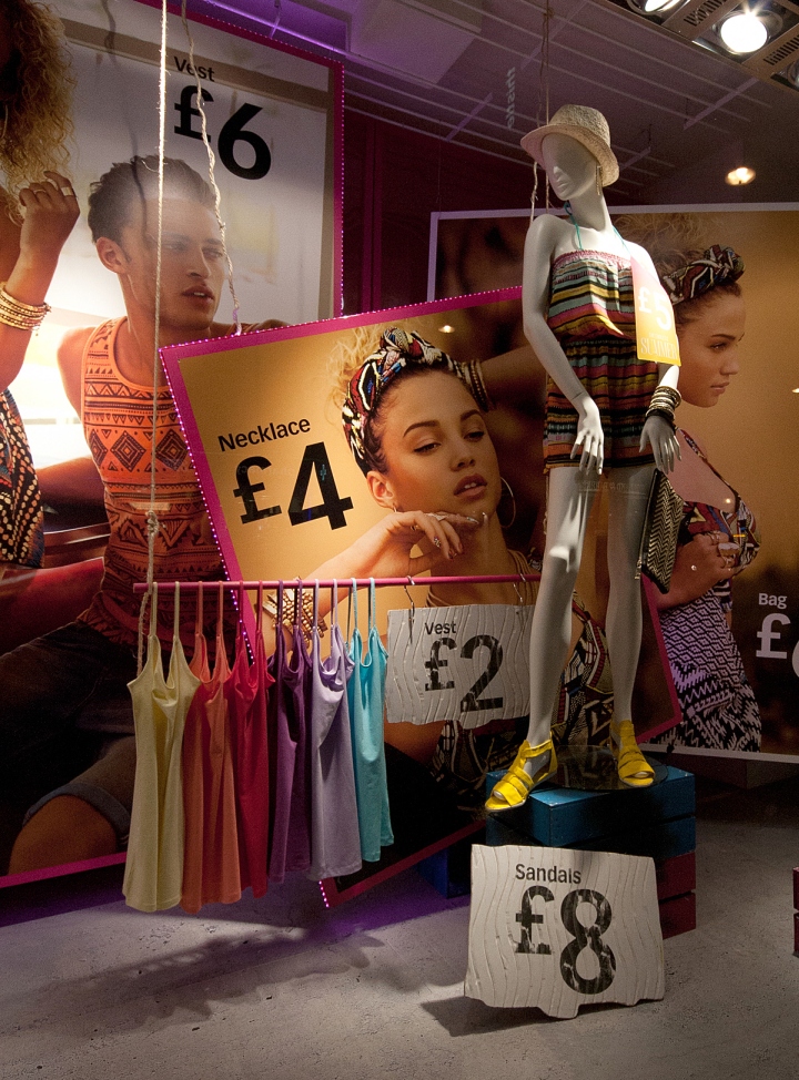 Экспрессивный дизайн витрин для магазина повседневной одежды primark, весна 2014, лондон