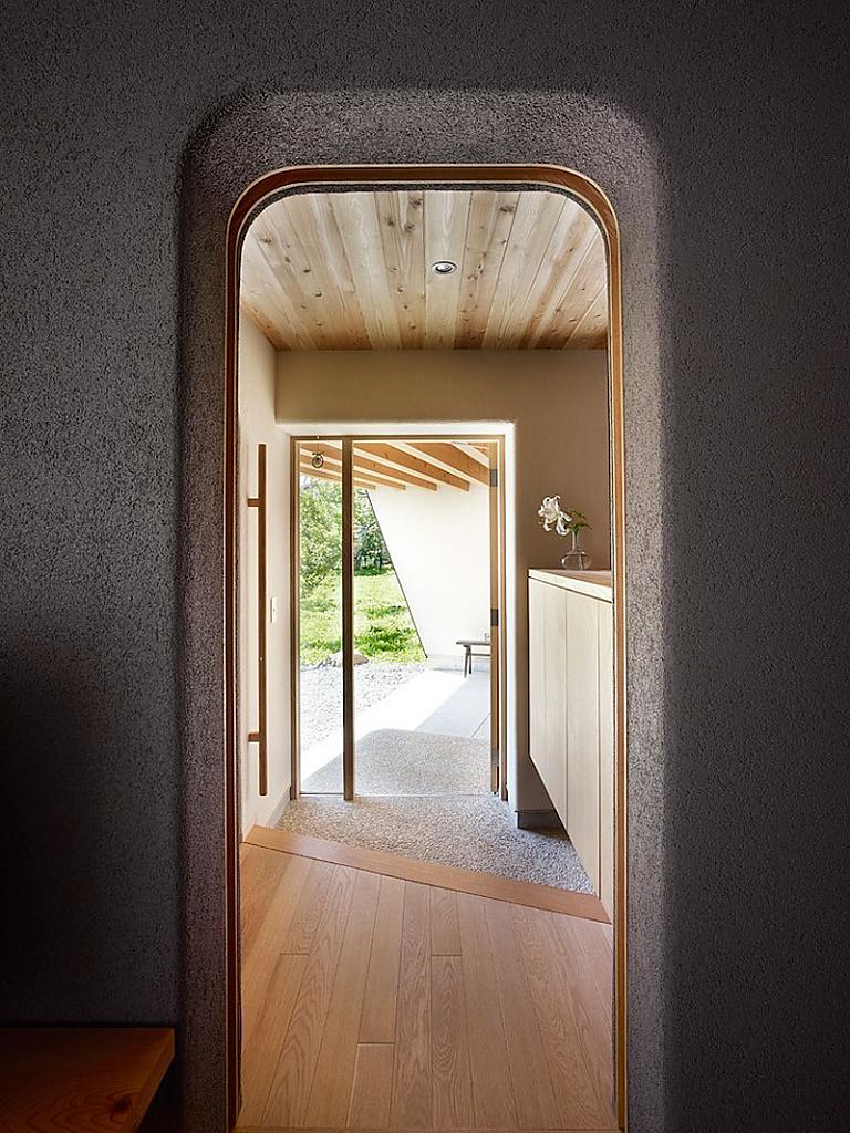Веерообразная конструкция уютной и тёплой виллы от дизайн-студии mds у подножия горы yatsugatake, hokuto-city, япония