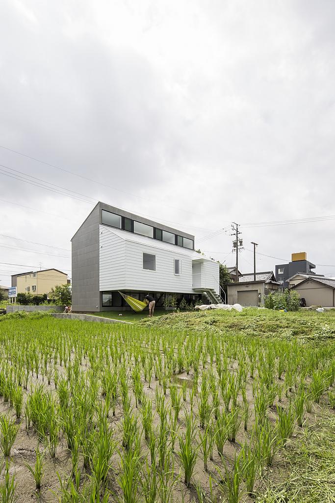 Скромный коттедж в стиле японского минимализма по соседству с рисовым полем от дизайнеров из keitaro muto architects, гифу, япония