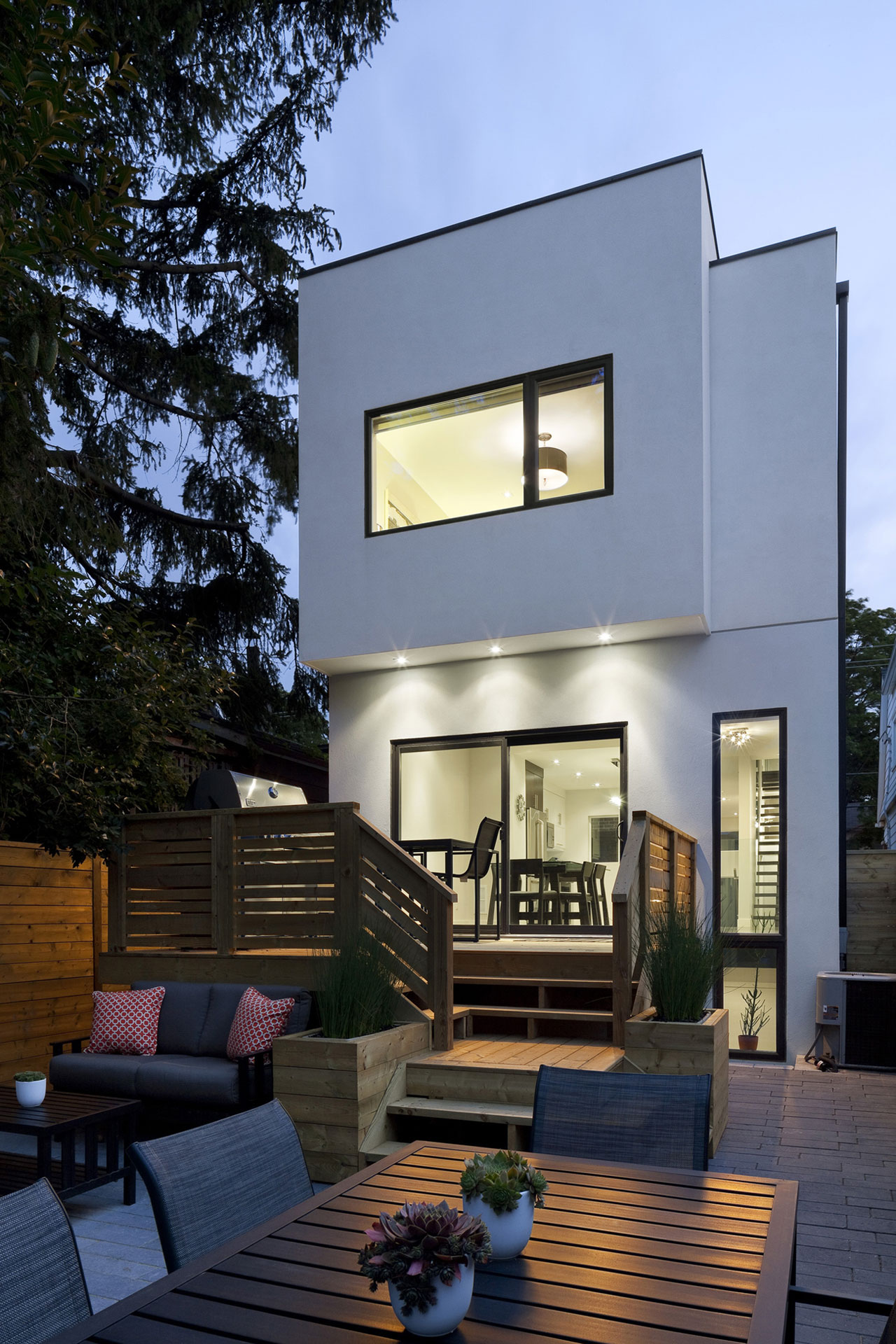 Линейный дом от nano design build – урбанистический стиль с плотной вертикальной компоновкой