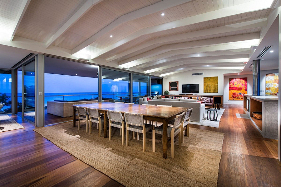 Деревянный силуэт пляжного дома: огромная резиденция с открытой планировкой и потрясающим видом