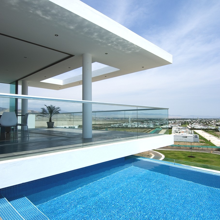 Роскошный пляжный дом в современном стиле с бассейном на крутом склоне