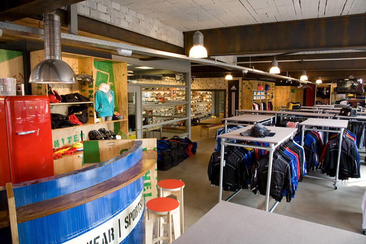 Магазин профессионального спортивного снаряжения sportselect от студии tribe interior decorating team, arendonk, бельгия