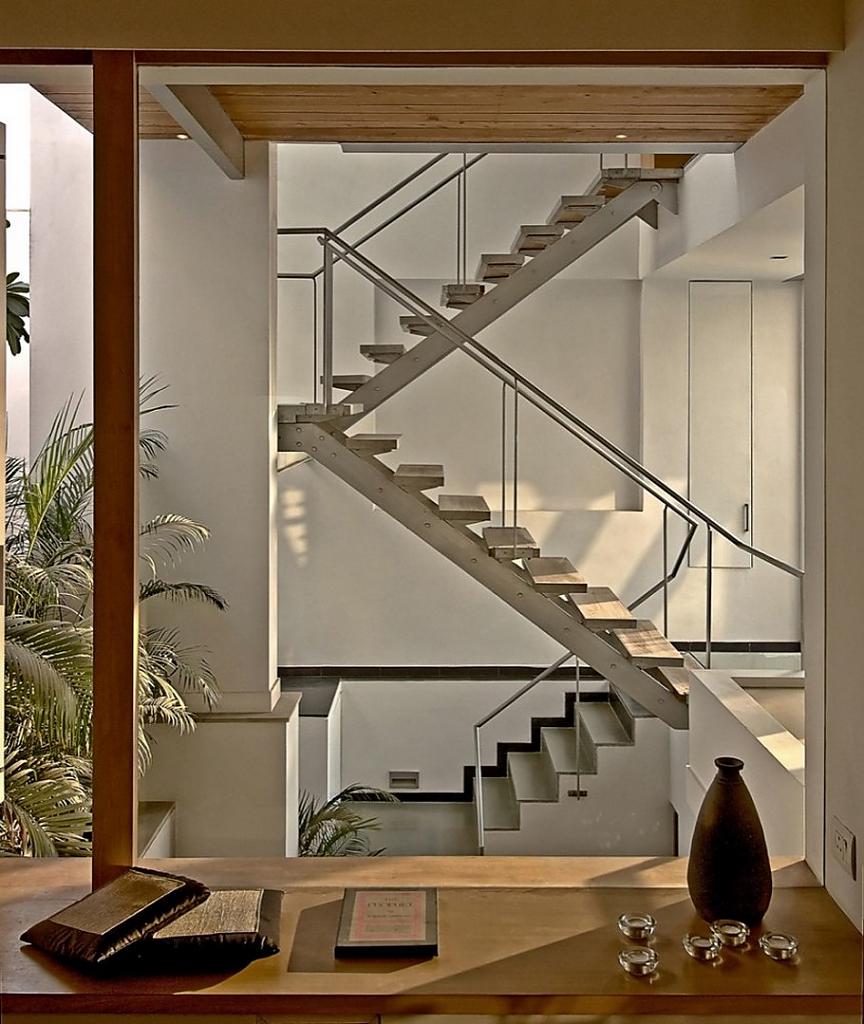 Шикарный трёхэтажный дом с эксклюзивным дизайном интерьера для большой семьи