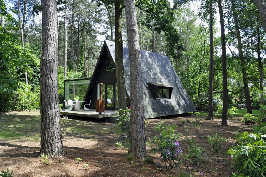 Небольшой лесной домик для летнего отдыха