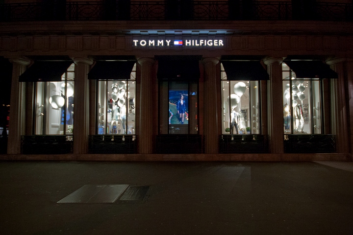 Эффектная презентация лайфстайл-бренда tommy hilfiger в витринах парижского бутика