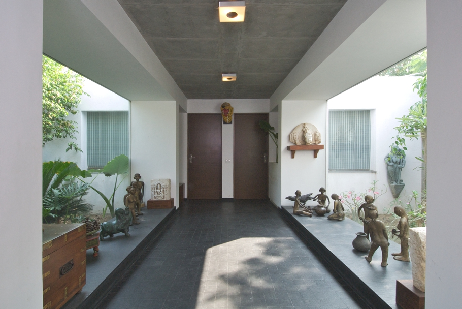 Сокровищница антиквариата – современный дом-дворец художника и коллекционера lake house от hiren patel architects, ахмадабад, индия