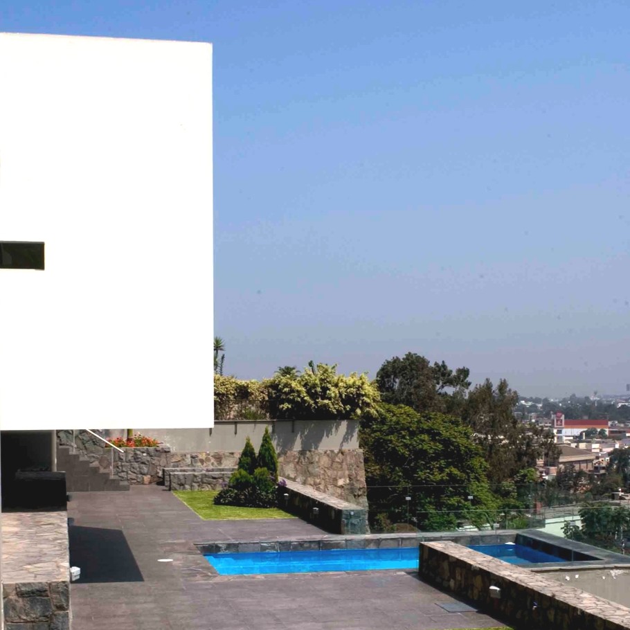 Дом на живописном холме с шикарным обзором в las-casuarinas, лима, перу. проект javier artadi