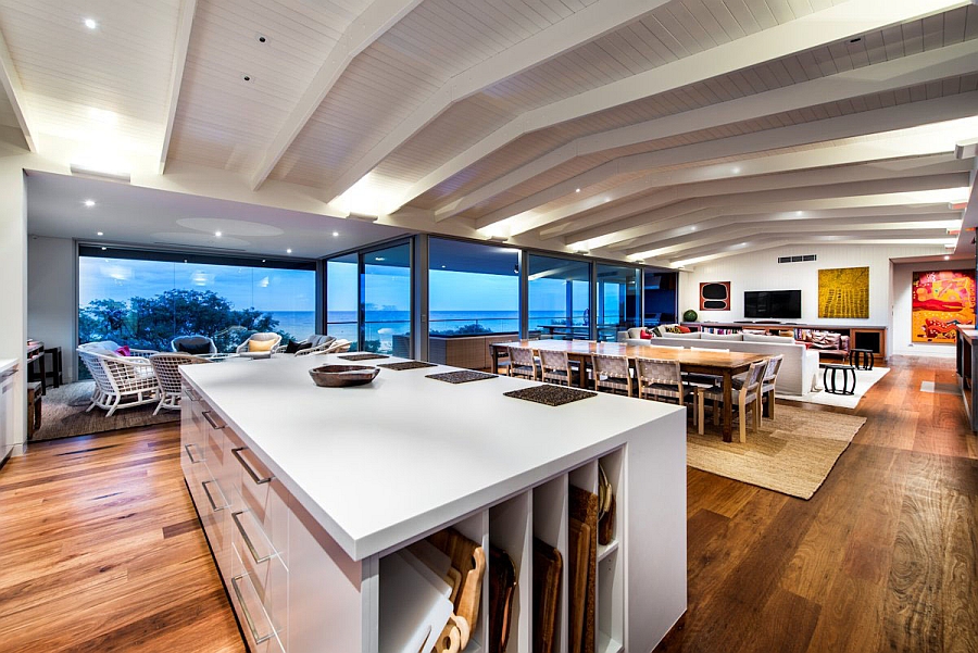 Деревянный силуэт пляжного дома: огромная резиденция с открытой планировкой и потрясающим видом
