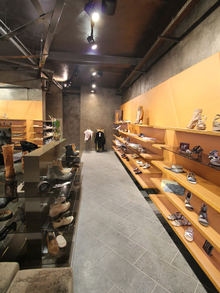 Яркий магазин обуви stratmann