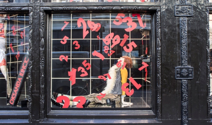 Креативное оформление витрин магазина в лондоне: театральная постановка на улице