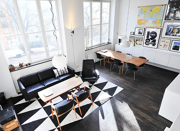 Контрастный чёрно-белый дизайн интерьера гостиной в стиле лофт с высокими потолками в швеции