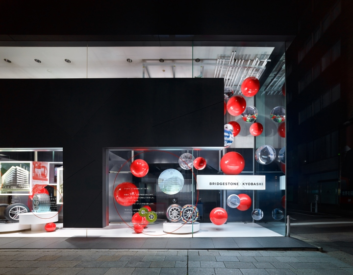 Концептуальный дизайн витрины магазина гоночных автошин bridgestone communication space от студии дизайна waltz, токио, япония