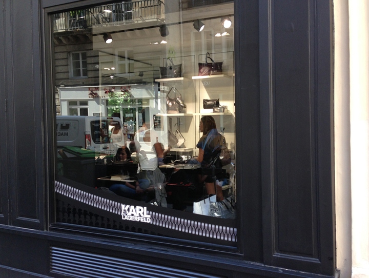 Коллекция весна-лето 2014 от karl lagerfeld в витринах парижских бутиков бренда
