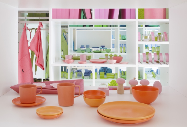 Красочный японский интерьер магазина товаров для дома от эммануэль моро