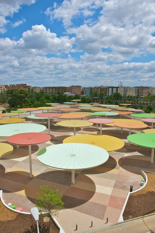 Знаменитая площадь разноцветных зонтиков centro abierto de actividades ciudananas – потрясающая городская архитектура андалусии