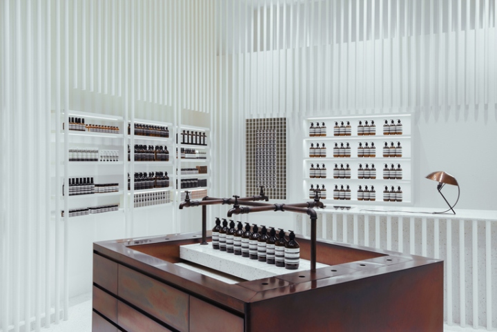 Вертикальная ориентация и белый цвет — оформление магазина косметики и парфюмерии aesop в куала-лумпур