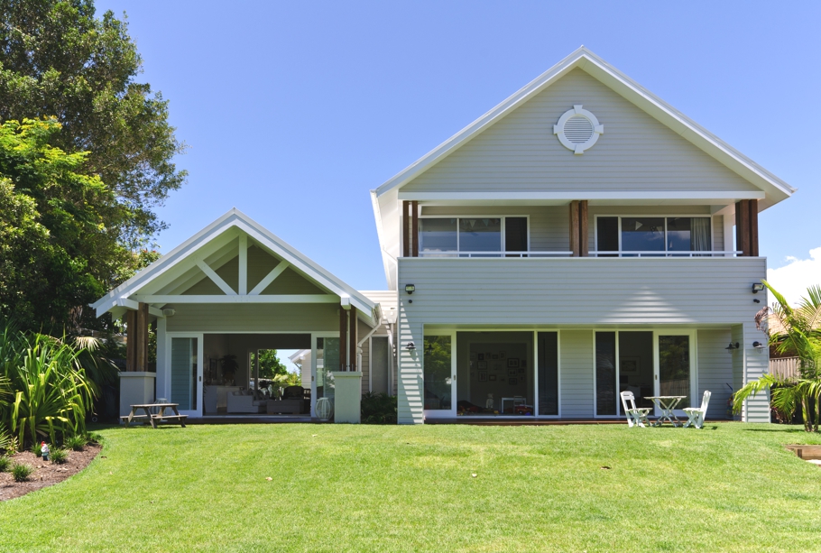 Яркий пример современного зодчества – уютный дом от бюро архитекторов bgd для многодетной семьи, southport, австралия