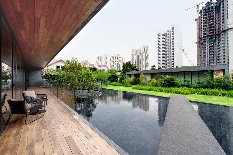 Двухтомный дом the wall house от farm — комфортный островок среди каменных джунглей, сингапур