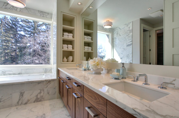 Стены, полки, добавляющие стиль и практичность для ванной комнаты