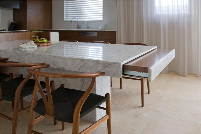 Красота простых линий – фото интерьера гостиной, кухни и столовой в минималистском стиле