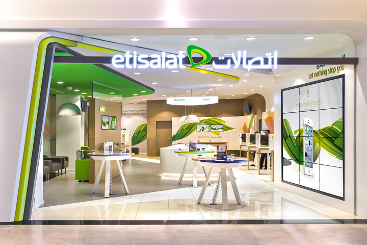 Жизнерадостный интерьер в брендовом салоне мобильного оператора etisalat, оаэ