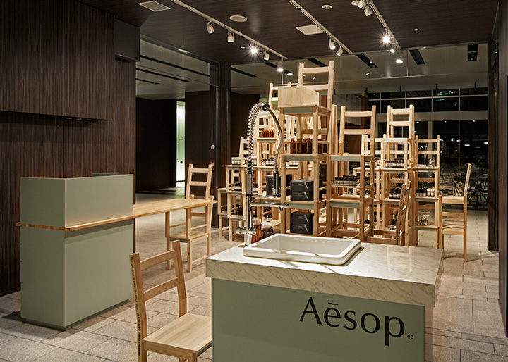 Игра со стульями – оригинальный дизайн выставочного зала aesop на tokyo midtown galleria от hiroko shiratori, япония