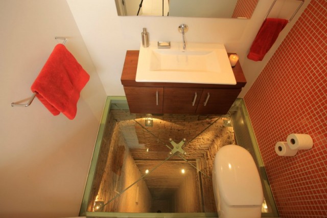Шокирующая туалетная комната со стеклянным полом от hernandez silva arquitectos, расположенная над шахтой лифта, гвадалахара, мексика