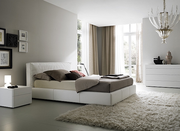 Придайте немного пикантности белой спальне с помощью оригинального декора — маленькие секреты удачного оформления