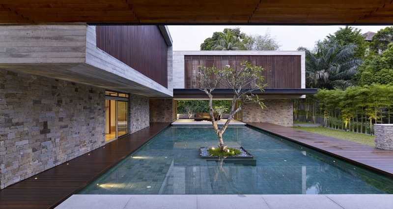 Как посадить дерево в центре бассейна: уникальная резиденция от сингапурских дизайнеров
