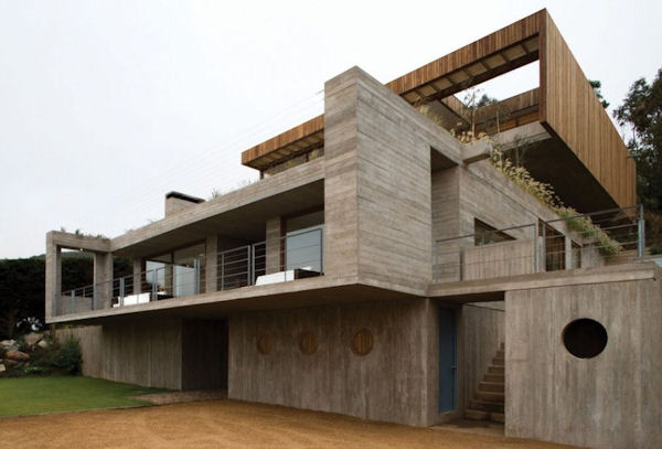 Мощь и прочность необычного дома от elton #038; leniz architects на фоне синего моря и дикого прибрежного пейзажа