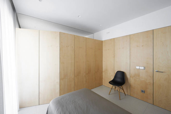 Максимальный стиль минимализм – лабиринт из встроенных шкафов в смелом дизайне интерьера квартиры