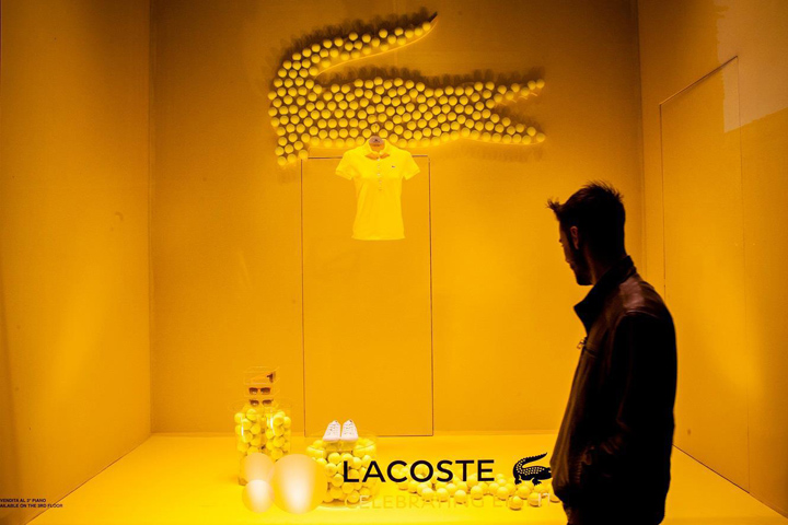 80-Летие lacoste – возможность демонстрации удивительного дизайна витрин, отличающихся достойным стилем и неординарностью в оформлении