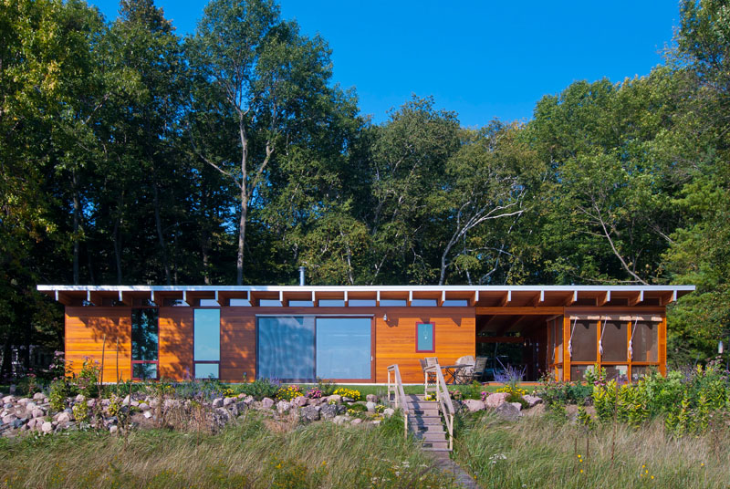 Небольшой дом на берегу озера от ramsey jones architects