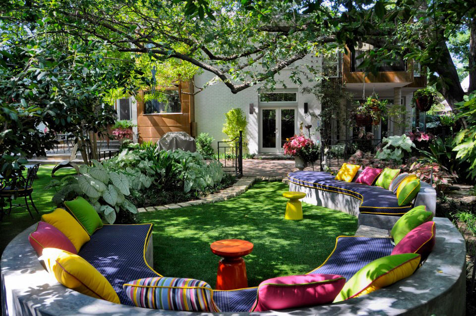 Волшебный сад со встроенными сидениями и красочными подушками от harold leidner company, техас, сша